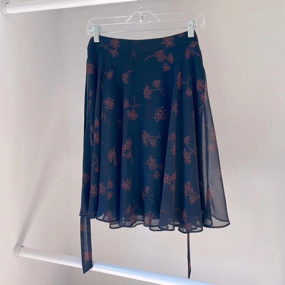 NWT Ann Taylor 4P Navy with Red Floral Design Flowy A-Line Chiffon Skirt
